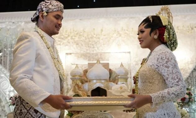 Kawin pernikahan seserahan mahar emas lamaran perbedaan nikah berapa mewah bimcmedia inilah thegorbalsla