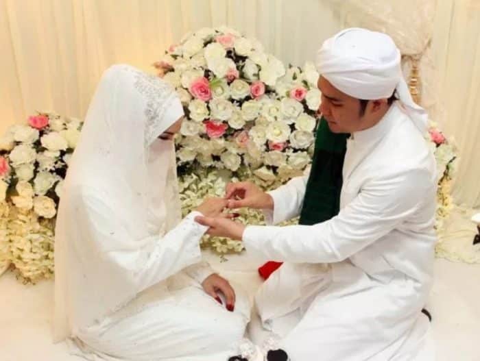 Jelaskan apa yang dimaksud dengan nikah menurut Islam?