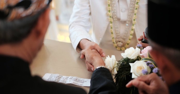 Nikah wali bisu akad tuli apakah menjadi sah pernikahan khofifah jk putri momen islami saksi gubernur lupa wajib hukum banget